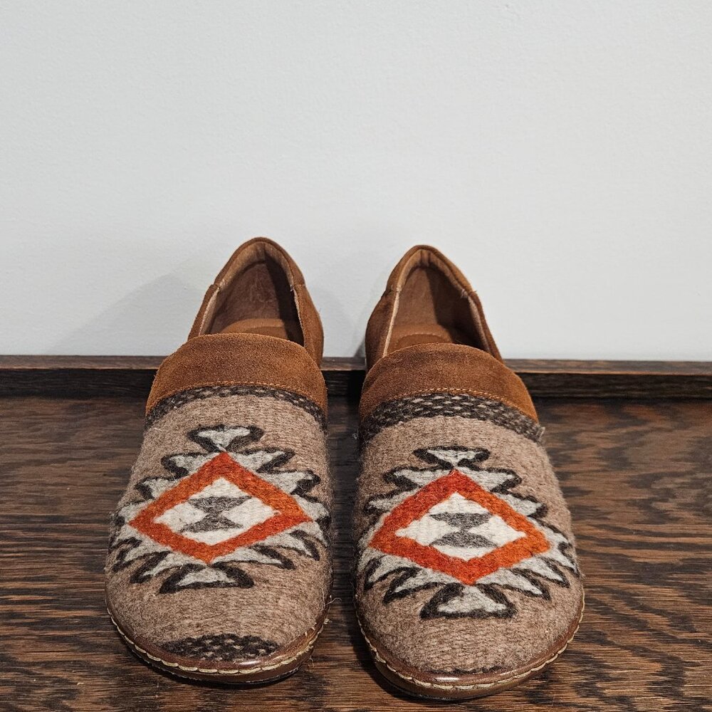 Born Bailie clogs Aztec pattern clogs - image 4
